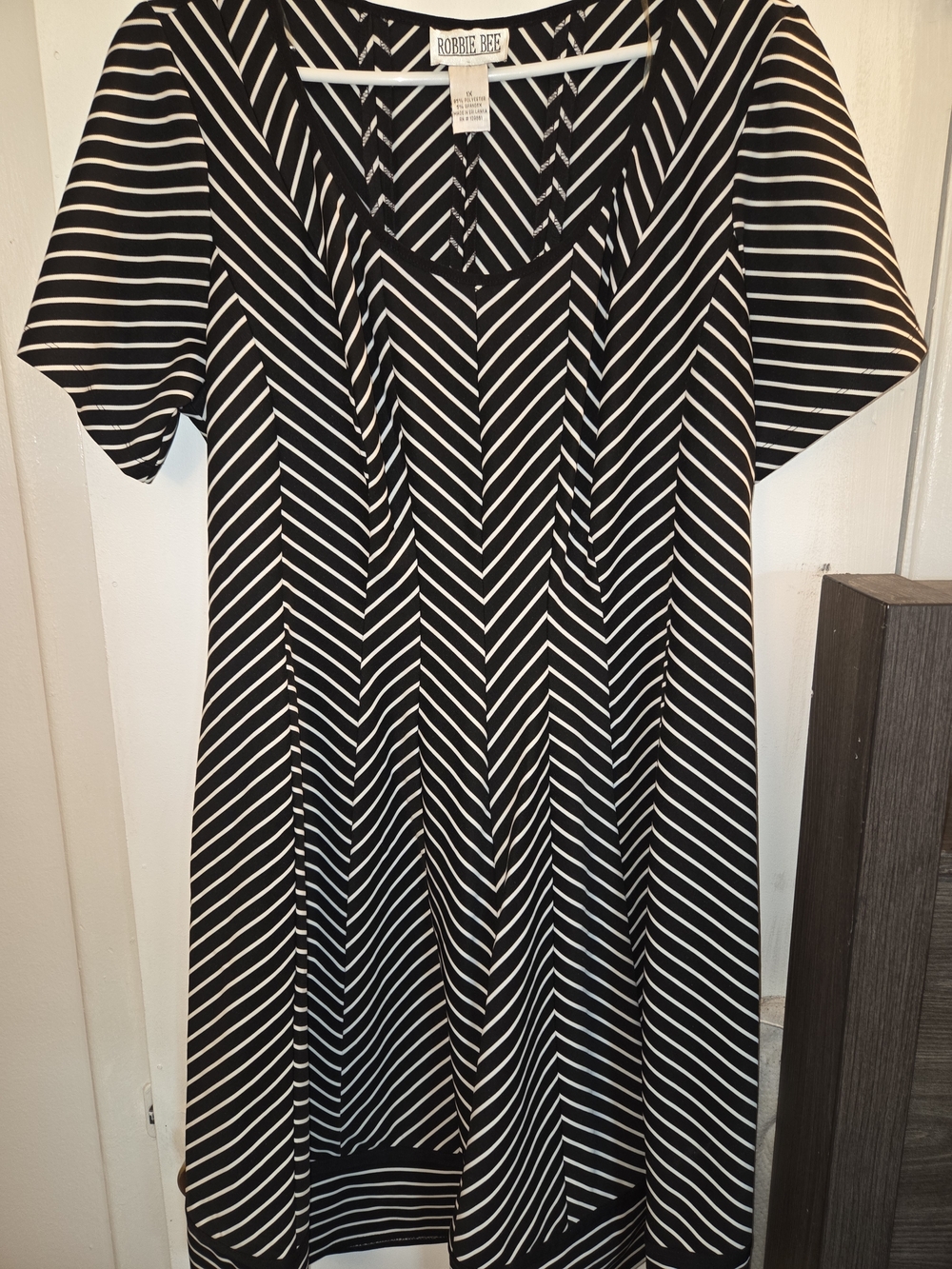 Robbie Bee Black and White Chevron Midi Dress